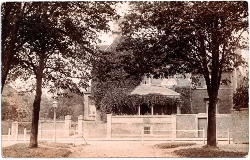The front of an old postcard. The postcard is of Abingdon: Other Streets