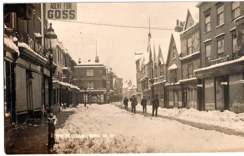 The front of an old postcard. The postcard is of Abingdon: Town Centre Streets