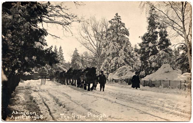 The front of an old postcard. The postcard is of Abingdon: Albert Park and Abingdon School