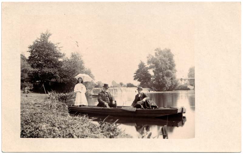 The front of an old postcard. The postcard is of Abingdon: Abingdon Lock